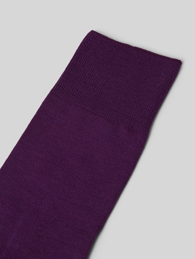 Produktfoto, Socken mit geripptem Abschluss von Falke aus Schurwoll-Baumwoll-Mix mit Stretch-Anteil, farblich lila, körpernaher Schnitt
