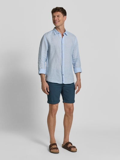 Männermodel trägt Slim Fit Chinoshorts aus Baumwoll-Mix Modell 'LUTON' von SELECTED HOMME, Optik: Unifarben, Materialverarbeitung: feine Webstruktur, seitliche Eingrifftaschen, Knopf und verdeckter Reißverschluss; Ganzkörperansicht von vorne.