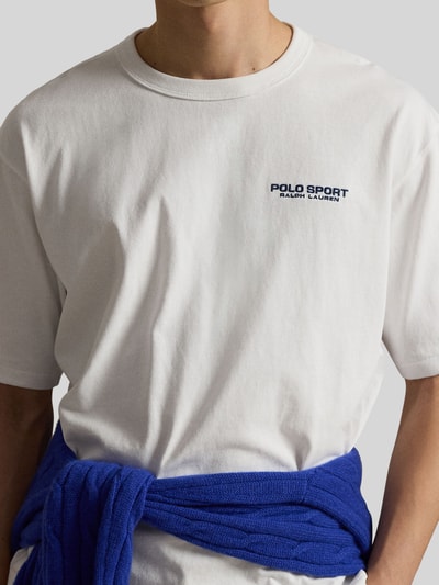 Männermodel trägt Regular Fit T-Shirt aus reiner Baumwolle von Polo Ralph Lauren, weiß, kurzarm, Rundhals, Nahaufnahme Oberkörper.