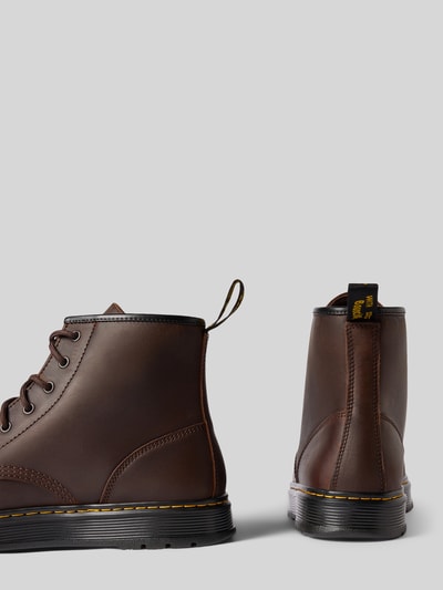 Produktfoto, Schuhe aus echtem Leder Modell 'Brookline' von Dr. Martens in Braun mit abgerundeter Passform, profilierter Sohle, Schnürverschluss, stabilem Absatz und sichtbarer Naht, Herrenschuhe, Größe 44, strukturierte Textur, matte Oberfläche.