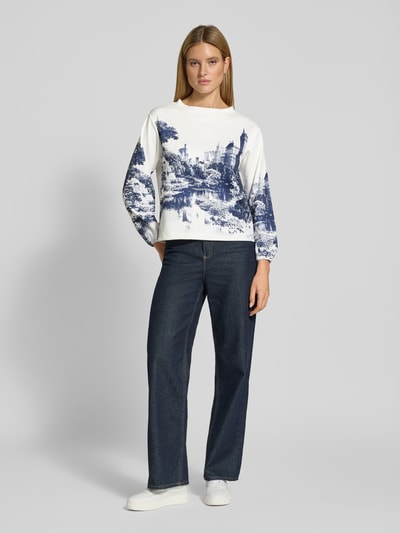 Vrouwenmodel draagt Sweatshirt im Allover-Look mit Rundhalsausschnitt van monari, witte en blauwe tinten, regular fit, materiaal-mix met stretch, allover look, ronde hals, volledige lichaamsvooraanzicht.