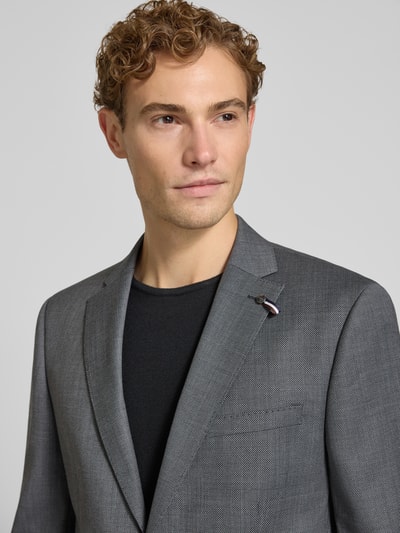 Männermodel trägt Regular Fit Sakko aus Schurwoll-Mix von bugatti in grijs met fijne textuur, Reverskraag, borst- en klepzakken, 2-knoopsluiting, regular fit, ruglengte maat 50: 73 cm, schouderbreedte 45 cm, mouwlengte 67 cm, Nahaufnahme Oberkörper