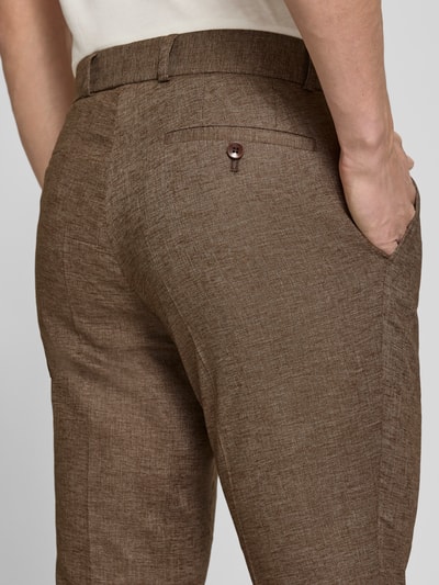 Männermodel trägt Anzughose aus linnenmix Modell 'Tomte' van Carl Gross, met stretch, persplooien, achterzakken, slim fit, detailaufnahme.