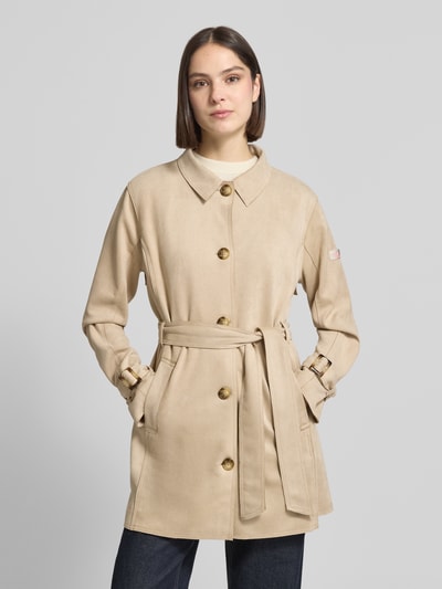 Frauenmodel trägt Trenchcoat mit Bindegürtel Modell 'CORDELIA' von Frieda & Freddies, beige, Material-Mix mit Stretch-Anteil, Taillierter Schnitt, Umlegekragen, Knopfleiste, Bindegürtel, Ärmelriegel, Label-Detail, Rückenlänge 85 cm, Schulterbreite 42 cm, Brustweite 55 cm, Ärmellänge 74 cm, Ganzkörperansicht von vorne.