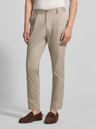Männermodel trägt Regular Fit Stoffhose mit Logo-Detail Modell 'Lester' von JOOP! Collection in Beige, Bundfalten, Ganzkörperansicht von vorne