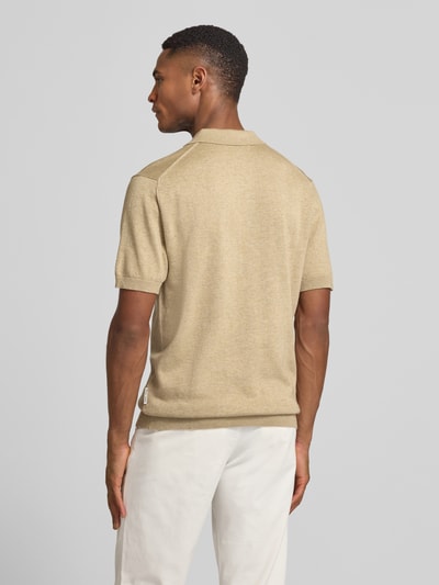 Männermodel trägt Regular Fit Poloshirt mit Knopfleiste Modell 'BELLS' von Casual Friday im Baumwoll-Lyocell-Mix, Strickshirt, Rückenlänge 70 cm bei Größe M, Ganzkörperansicht Rückansicht.