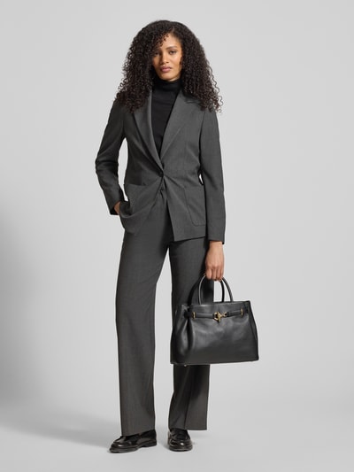 Kobiece modelka nosi Satchel Bag mit Tragehenkel od Lauren Ralph Lauren ze skóry bydlęcej, czarna, z uchwytem, zamek błyskawiczny, główna przegroda, odpinany pasek, szerokość w rozmiarze 1: 30 cm, długość w rozmiarze 1: 25 cm, głębokość w rozmiarze 1: 14 cm, długość paska: 88 cm, widok na całą sylwetkę z przodu.
