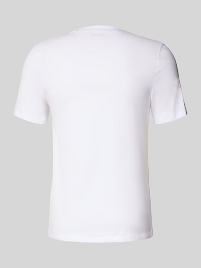 Produktfoto, T-Shirt mit V-Ausschnitt im 3er-Pack Modell 'Classic' von BOSS aus reiner Baumwolle, gerader Schnitt, weißer Stoff, glatte Textur, schlichte Optik, gerippter Rundhalsausschnitt, Label-Stitching
