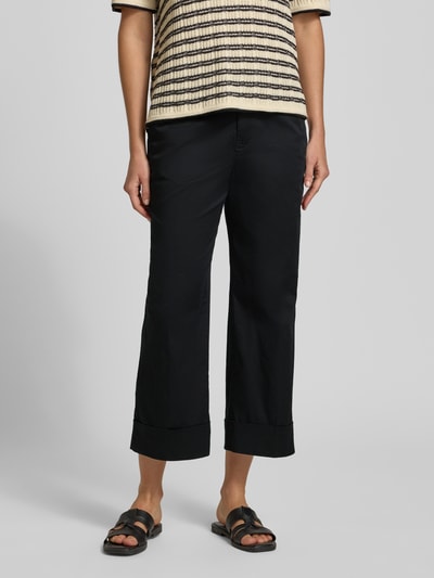 Kobiece model prezentuje Wide Leg Culotte aus Baumwoll-Mix od s.Oliver RED LABEL, efekt: jednolity kolor, krój wide leg, wysoki stan, długość 7/8, kanty, szlufki na pasek, zapięcie na guzik i zamek błyskawiczny, zakończenie nogawek z brzegiem, wpuszczane kieszenie, imitacja kieszeni z tyłu, mieszanka bawełny; widok z przodu, ujęcie całej sylwetki.