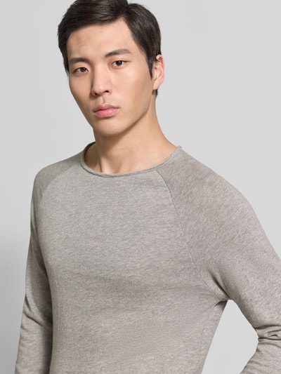 Männermodel trägt Regular Fit Pullover mit Rundhalsausschnitt Modell 'Sonoma' von American Vintage in Hellgrau, reine Baumwolle, Nahaufnahme Oberkörper.