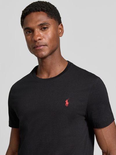 Männermodel trägt schwarzes Regular Fit T-Shirt-Set aus reiner Baumwolle von Polo Ralph Lauren, Nahaufnahme Oberkörper, Herren T-Shirt-Set