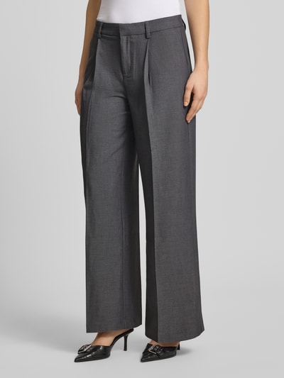 Frauenmodel trägt Wide Fit Stoffhose mit Viskose-Anteil von Gina Tricot, dunkelgrau, Bügelfalten, elastischer Material-Mix, Nahaufnahme Oberkörper.