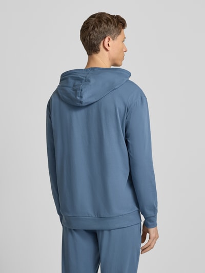 Männermodel trägt Regular Fit Hoodie aus Baumwoll-Mix Modell 'LAZE' van HUGO in effen blauw, sweatstof, rugaanzicht, herenmode.