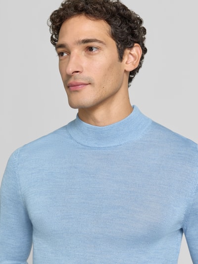 Männermodel trägt Regular Fit Turtleneck aus Woll-Mix von Christian Berg Men in Hellblau mit geripptem Kragen, Nahaufnahme Oberkörper.