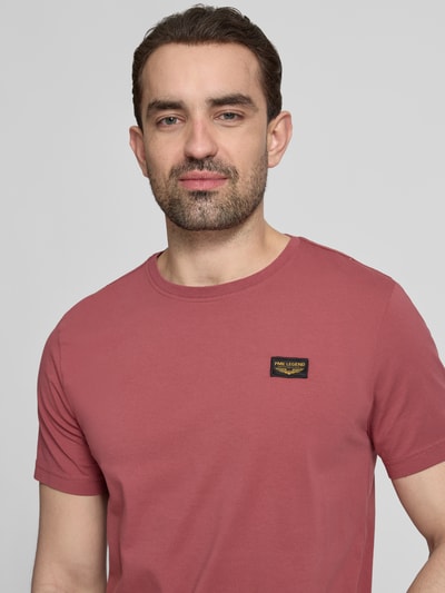 Männermodel trägt T-Shirt mit Label-Details und Rundhalsausschnitt von PME Legend, Baumwoll-Elasthan-Mix, Regular-Fit, Nahaufnahme Oberkörper.
