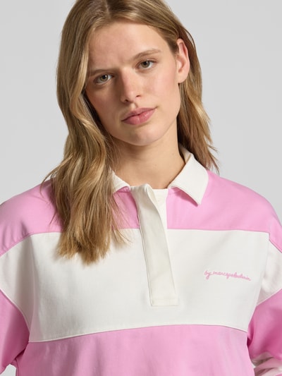 Frauenmodel trägt Relaxed Fit Sweatshirt aus reiner Baumwolle von Marc O'Polo Denim, Optik:Allover-Muster, gestreift, Polokragen, Nahaufnahme Oberkörper.