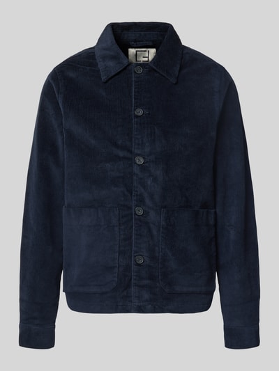 Produktfoto, Overshirt mit Eingrifftaschen Modell 'HOLMDRUP' von Casual Friday aus dunkelblauem Baumwoll-Mix mit Stretch, Cordstruktur, Regular Fit, Kentkragen, sichtbare Knopfleiste, Fronttaschen, Rückenlänge bei Größe M 67 cm.