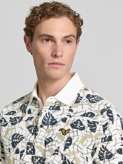 Männermodel trägt Slim Fit Poloshirt im Allover-Look von PME Legend aus Baumwoll-Elasthan-Mix mit Knopfleiste, Label-Stitching, Nahaufnahme Oberkörper. Rückenlänge bei Größe M: 72 cm.