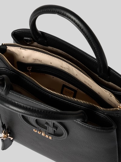 Produktfoto, Handtasche in Leder-Optik Modell 'Isola' von Guess, geteilter Innenraum mit Reißverschluss, Logo-Detail, kolor czarny, faktura skóry, Szerokość w rozmiarze 1: 31 cm, długość 22 cm, głębokość 14 cm, długość paska na ramię 123 cm