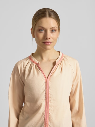 Frauenmodel trägt Regular Fit Bluse mit Raffungen von Emily Van den Bergh aus Reine Baumwolle, Tunika-Ausschnitt, Langärmelig, Nahaufnahme Oberkörper.