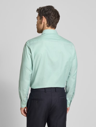 Männermodel trägt Regular Fit Business-Hemd mit Kentkragen von ETERNA in Mint, Reine Baumwolle, Langärmelig, Sportmanschetten, Ganzkörperansicht Rückansicht.