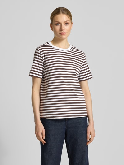 Kobiece modelka nosi T-Shirt im Allover-Look mit Rundhalsausschnitt od comma, damski t-shirt z mieszanki bawełny i elastanu, krój regular fit, wzór na całej powierzchni, okrągły dekolt, długość tyłu w rozmiarze 36: 53 cm, widok całej sylwetki z przodu