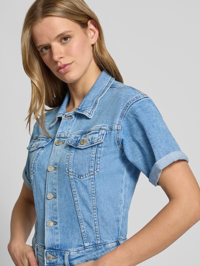 Frauenmodel trägt Regular Fit Playsuit aus Baumwoll-Mix Modell 'CASTEL' von Only in Denim-Optik mit Kontrast-Nähten, Nahaufnahme Oberkörper.
