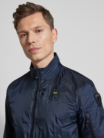 Męski model nosi Jacke mit Reißverschlusstaschen Modell 'Brahms' od Blauer Usa, krój regular fit, kolor granatowy, zbliżenie na górną część ciała