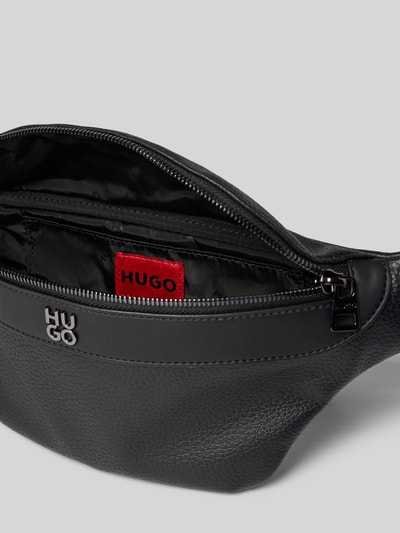 Produktfoto, Bauchtasche mit Label-Applikation Modell 'QUANTIC' von HUGO aus czarnej, fakturowanej skóry, jednobarwna, z zamkiem, z główną i wewnętrzną kieszenią