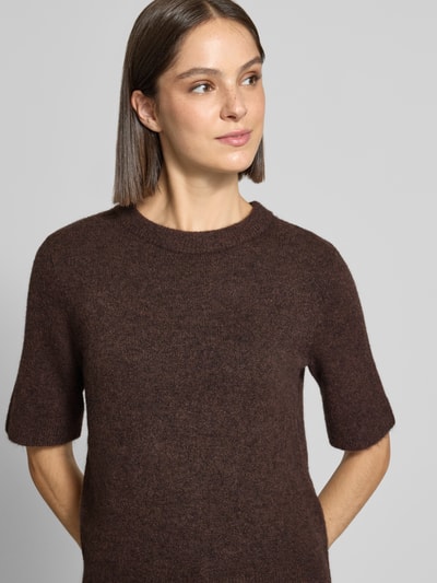 Frauenmodel trägt dunkelbraunen Regular Fit Pullover mit Woll-Anteil Modell 'Pimota' von OPUS, Damen Pullover, Nahaufnahme Oberkörper.