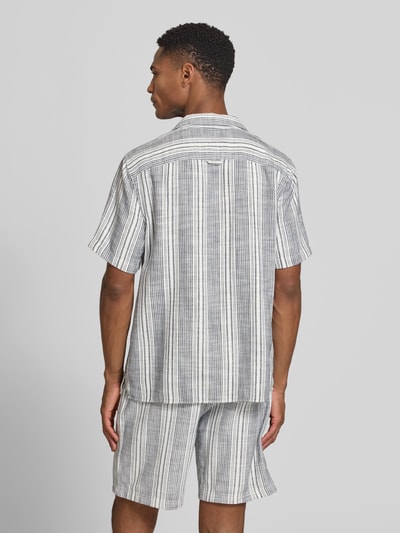 Männermodel trägt Regular Fit Freizeithemd aus reiner Baumwolle von s.Oliver RED LABEL mit grauen und weißen Streifen, kurzarm, Rückansicht.