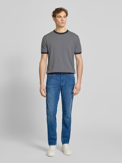 Männermodel trägt Modern Fit Jeans mit Karabiner Modell 'Mitch' von JOOP! Jeans, Baumwoll-Mix mit Stretch-Anteil, Ganzkörperansicht von vorne.