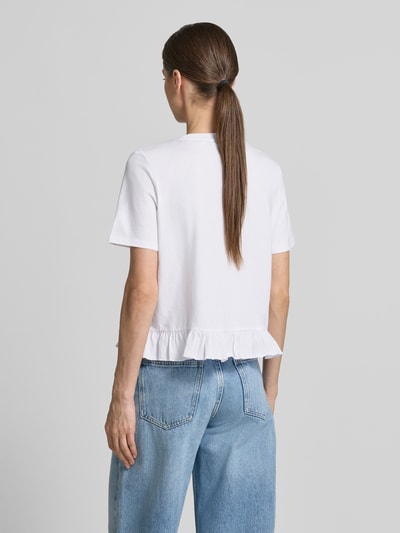 Frauenmodel trägt Relaxed Fit T-Shirt mit Volants von Tom Tailor Denim, Optik: Unifarben, Passform: Relaxed-Fit, reine Baumwolle, Ganzkörperansicht Rückansicht.