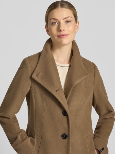Vrouwenmodel draagt Regular fit lange jas met opstaande kraag Model 'NADA' van Milo Coats, Materiaalmix met scheerwol, knoopsluiting, steekzakken, ruglengte 118 cm, schouderbreedte 40 cm, borstwijdte 47 cm, mouwlengte 67 cm, Nahaufnahme Oberkörper.