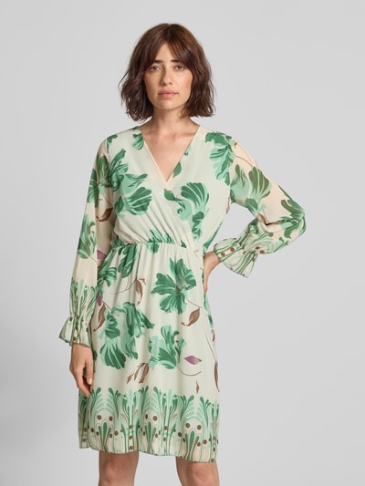 Frauenmodel trägt knielanges Kleid im Allover-Look Modell 'Ja44milaa' von ZABAIONE aus Chiffon, A-Linie, V-Ausschnitt, Ganzkörperansicht von vorne.