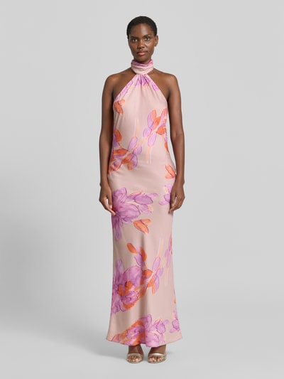 Frauenmodel trägt Abendkleid mit tiefem Rückenausschnitt von Swing aus Satin mit körpernahem Schnitt und Maxikleid Länge, Ganzkörperansicht von vorne.