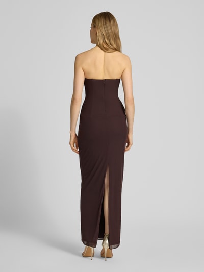 Frauenmodel trägt Cocktailkleid aus Mesh mit Drapierungen Modell 'Kia' von Forever New, Maxikleid, Figurbetont, Farbe Dunkelbraun, Ganzkörperansicht Rückansicht. Rückenlänge bei Größe 36: 129 cm, Brustweite bei Größe 36: 33 cm.