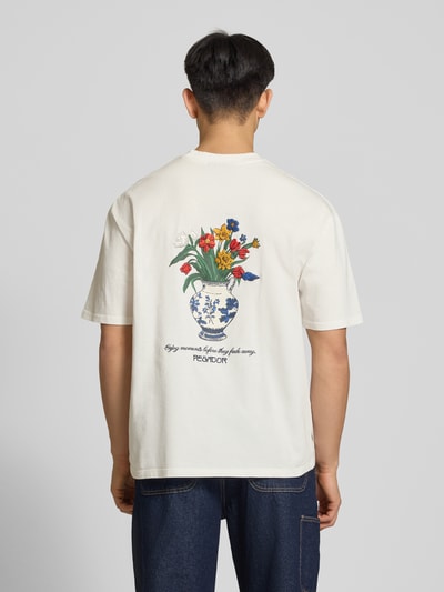 Männermodel trägt Oversized Herren T-Shirt von Pegador aus reiner Baumwolle mit Label-Stitching und Stickerei auf Rückseite, Ganzkörperansicht Rückansicht.