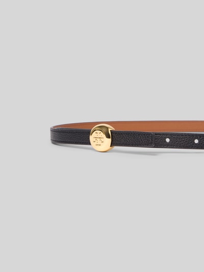 Produktfoto, Gürtel mit Logo-Detail von Tory Burch mit Strukturmuster, eckiger Spitze, Pinschließe, zweiseitiges Design, 1 cm Breite, schwarze Textur