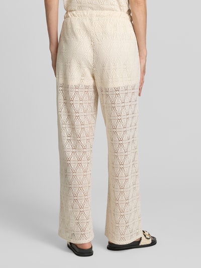 Frauenmodel trägt Regular Fit Weite Hose mit semitransparentem Besatz Modell 'MAYA' von Vero Moda in Strickoptik, Cremefarbe, Rückansicht.