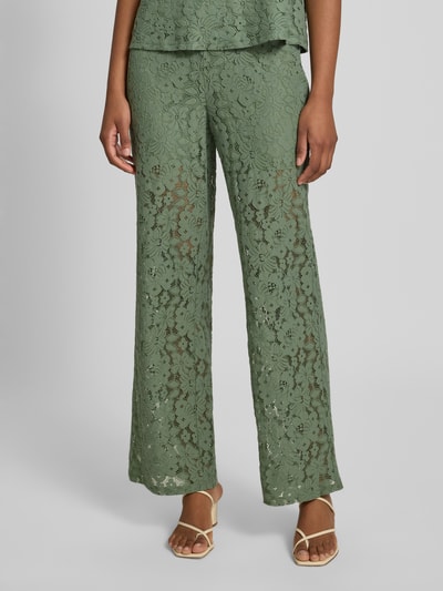 Frauenmodel trägt Weite HOSE in Spitzen-Optik Modell 'HONEY' von Vero Moda, Optik: Unifarben, Materialverarbeitung: Lochspitze, Ganzkörperansicht von vorne.