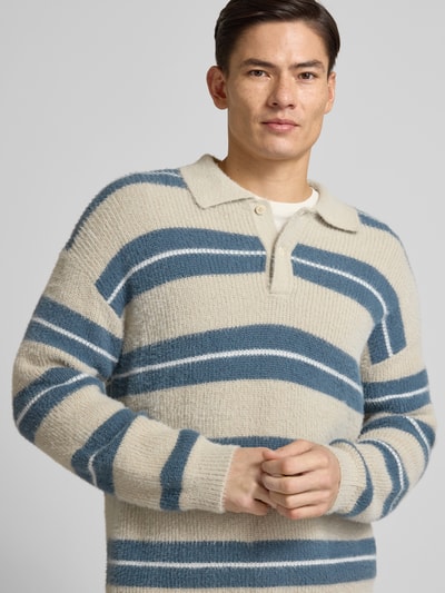 Männermodel trägt Strickpullover mit Polokragen und Knopfleiste von JAKE*S STUDIO MEN, Baumwoll-Mix, Relaxed-Fit, Nahaufnahme Oberkörper.