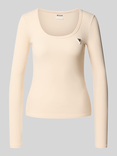 Produktfoto, Longsleeve in Ripp-Optik Modell 'COLETTE' von GUESS Activewear aus Viskose-Elasthan-Mix in Beige mit Label-Detail und Rundhalsausschnitt.