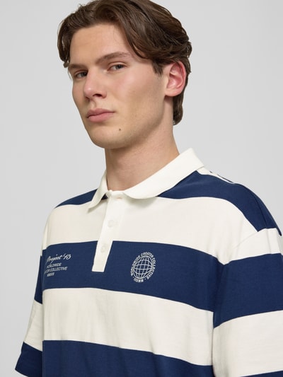 Männermodel trägt Relaxed Fit Poloshirt aus reiner Baumwolle Modell 'DEVIN' von Only & Sons, gestreift, Jersey, Nahaufnahme Oberkörper.