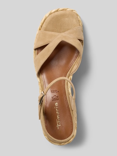 Produktfoto, Sandalen aus reinem Leder von Tamaris in beigefarbener Lederoptik, offener Schuhspitze, Keilabsatz, Dornschließe, strukturierte Sohle, Nubuk Materialverarbeitung, echtes Leder