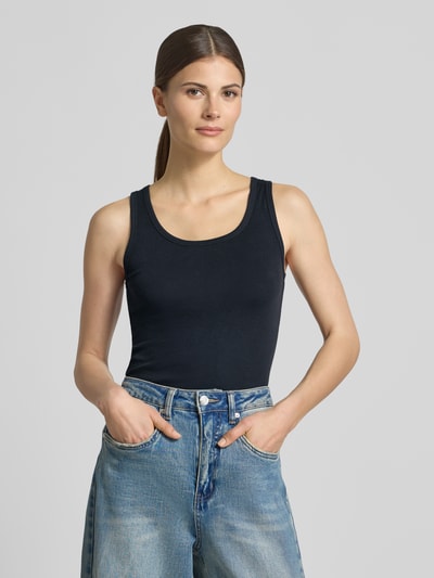 Kobiece modelka nosi top Tanktop mit Rundhalsausschnitt von Lanius, czarna bawełna, krój slim fit, okrągły dekolt, długość tyłu w rozmiarze 36: 55 cm, całe ciało z przodu.