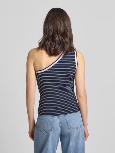Männermodel trägt Regular Fit Top aus mieszanka wiskozy model 'Alphonsin' od Guess, asymetryczny krój z odkrytymi ramionami, krój regular fit, długość tyłu w rozmiarze S: 56 cm, ciemne paski, gładka faktura, widok całej sylwetki z tyłu