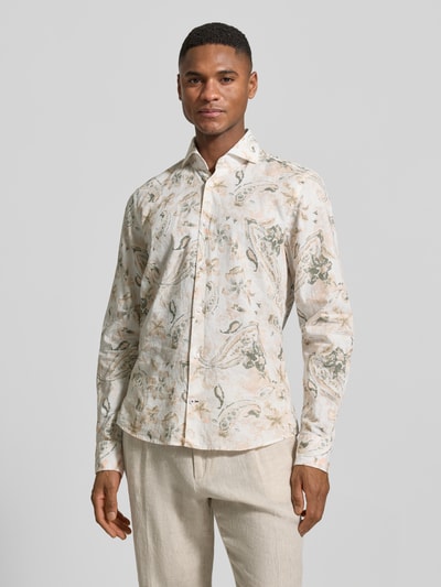 Männermodel trägt Slim Fit Business-Hemd aus Leinen-Mix Modell 'Pai' von JOOP! Collection mit Paisley-Muster, Beige- und Grüntöne, Ganzkörperansicht von vorne.