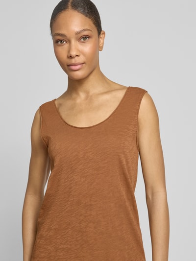 Frauenmodel trägt Regular Fit Top aus reiner Baumwolle von Marc O'Polo in Unifarbe Braun mit Rundhalsausschnitt, Nahaufnahme Oberkörper.