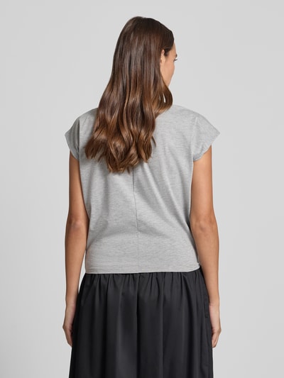 Frauenmodel trägt T-Shirt mit Rundhalsausschnitt und Kappärmeln von Christian Berg Woman, Material-Mix, Regular-Fit, Drapierungen, Rückenlänge 54 cm, Damen T-Shirt, Ganzkörperansicht Rückansicht.
